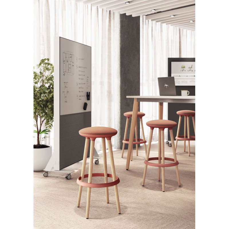 Tabouret haut, assise tapissée, pieds bois