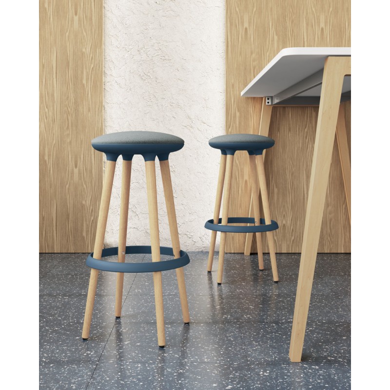 Tabouret haut, assise tapissée, pieds bois
